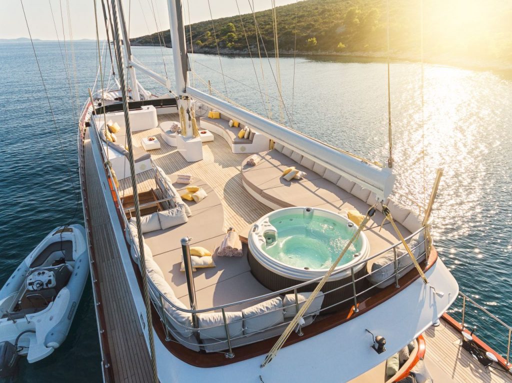 Lady Gita – Luxury Sailing Yacht