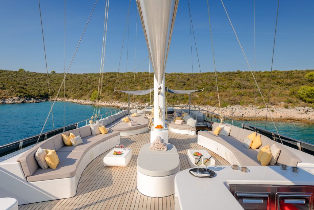 Lady Gita – Luxury Sailing Yacht